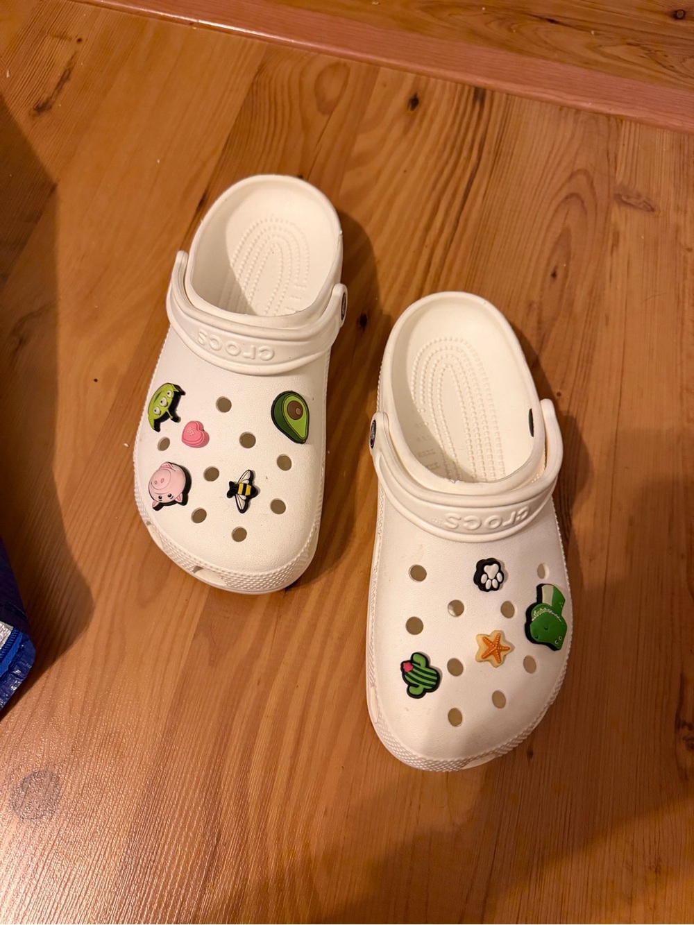 CROCS White Classic Clogs with 9 Cute Jibbitz Charms EUC